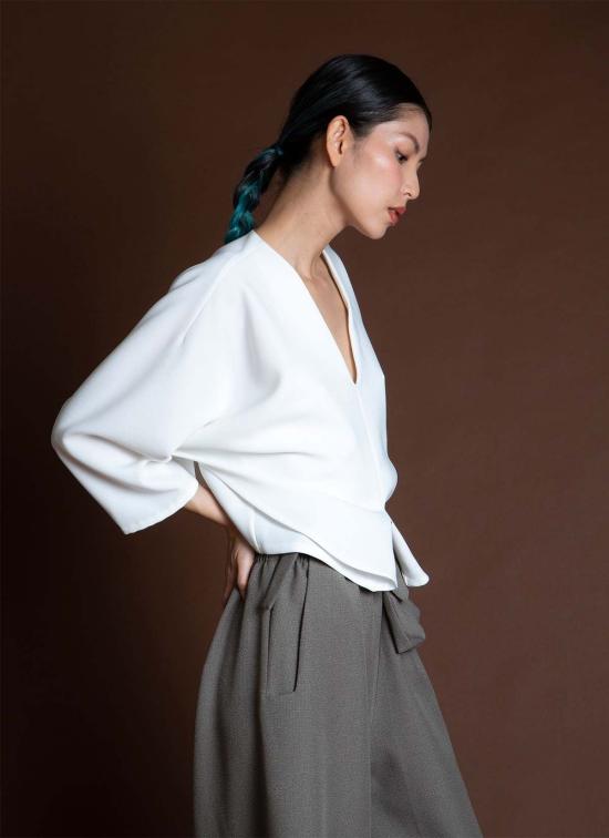  카렘 민소매 티셔츠 레몬그라스 더블 폴드 돌먼 V넥 탑 화이트