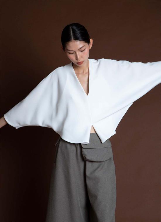  카렘 민소매 티셔츠 레몬그라스 더블 폴드 돌먼 V넥 탑 화이트 - KAAREM