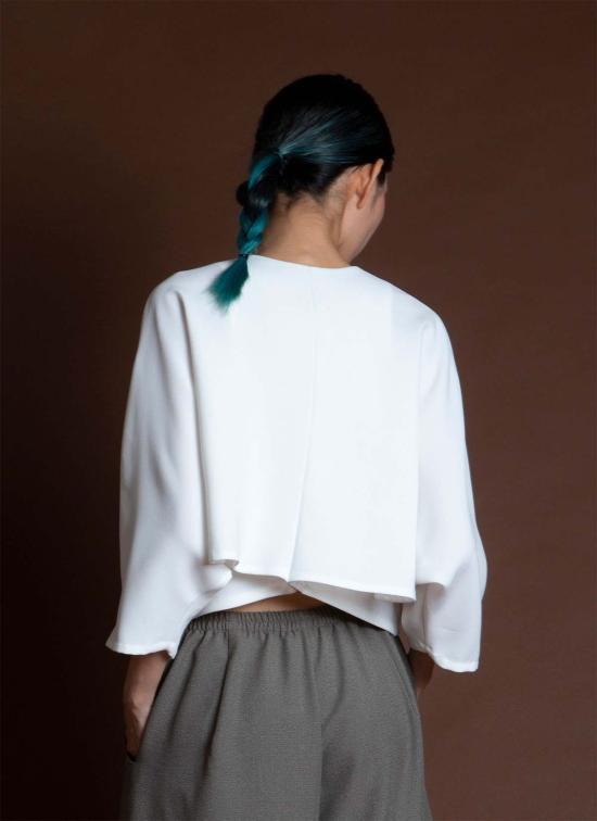  카렘 민소매 티셔츠 레몬그라스 더블 폴드 돌먼 V넥 탑 화이트 - KAAREM