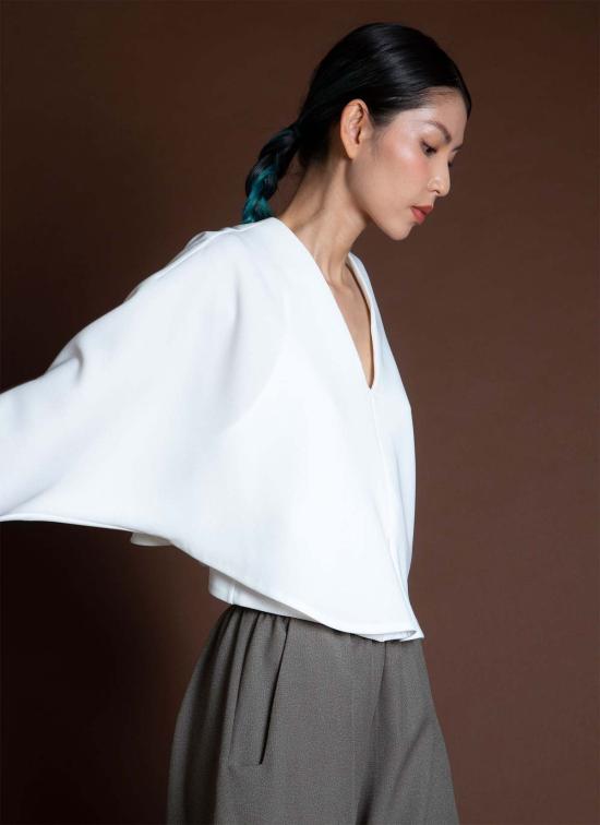  카렘 민소매 티셔츠 레몬그라스 더블 폴드 돌먼 V넥 탑 화이트 - KAAREM