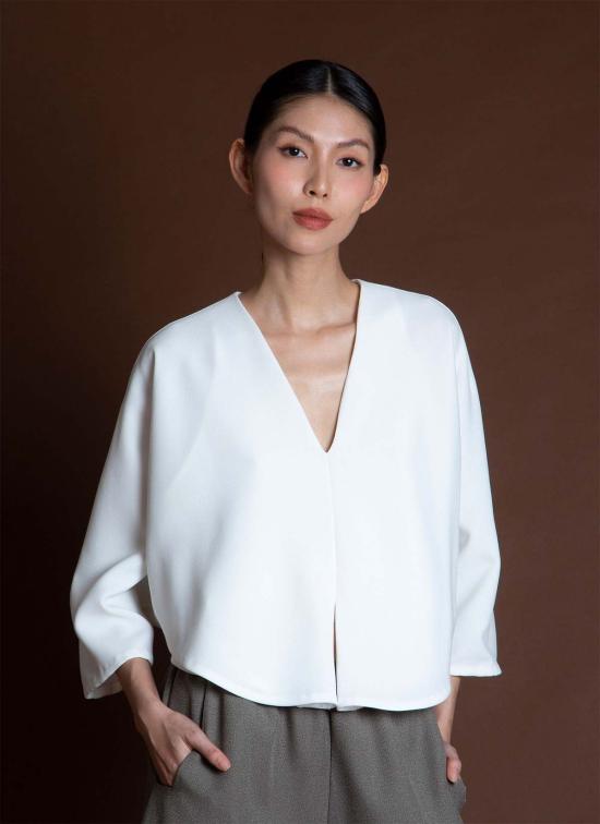  카렘 민소매 티셔츠 레몬그라스 더블 폴드 돌먼 V넥 탑 화이트 - KAAREM