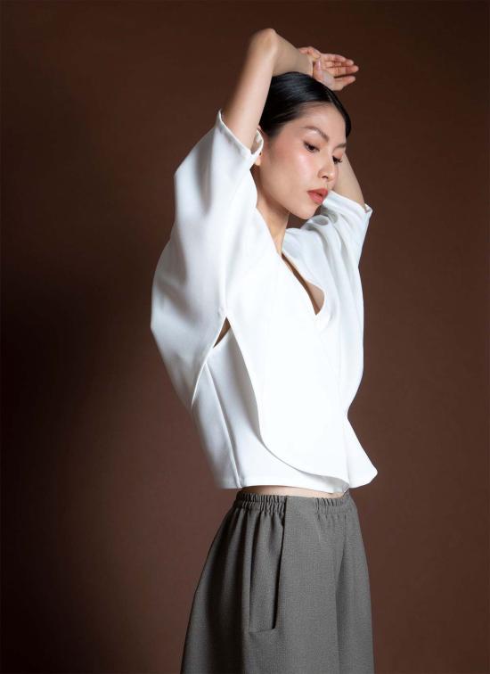  카렘 민소매 티셔츠 레몬그라스 더블 폴드 돌먼 V넥 탑 화이트 - KAAREM