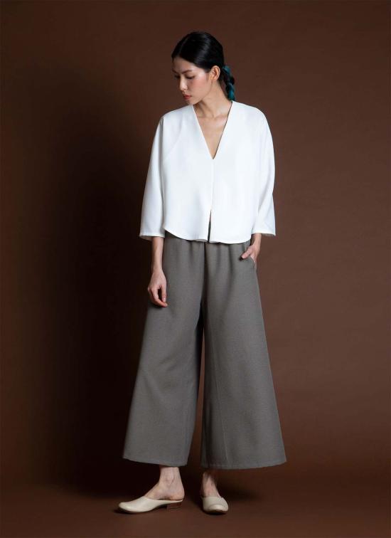  카렘 민소매 티셔츠 레몬그라스 더블 폴드 돌먼 V넥 탑 화이트 - KAAREM