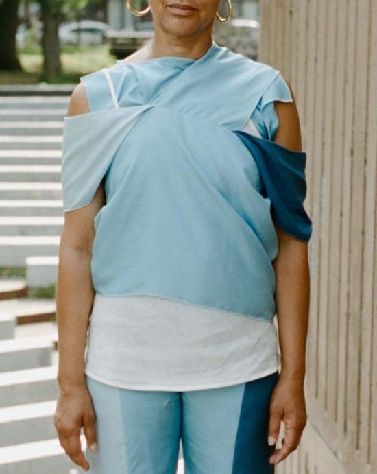  베이스레인지 블라우스 Baserange 로하르 실크 탑 블루 콤보 - BASERANGE