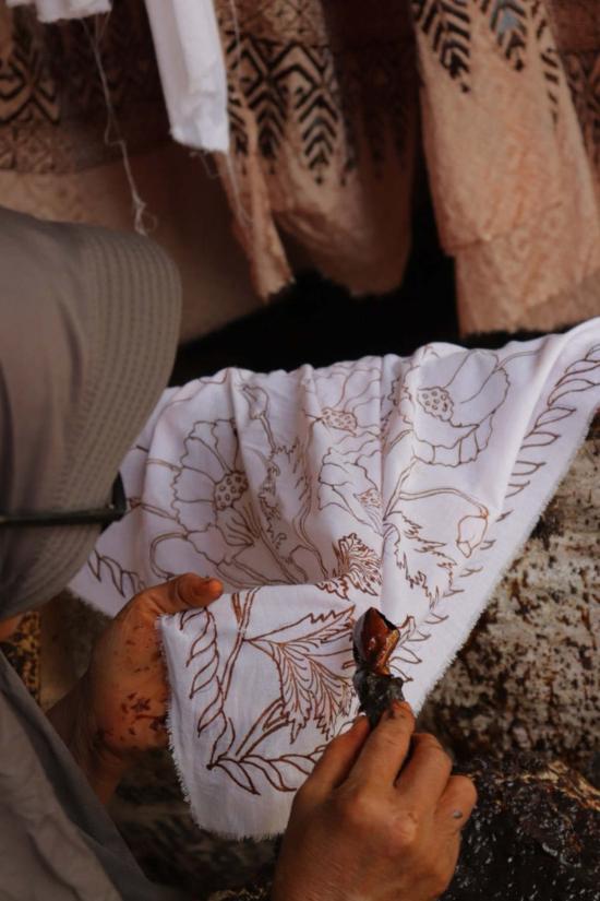  카시 코옵 머플러/스카프 Kasih Coop 전체 손으로 그린 바틱 툴리스 두건 Pagi Sore 히비스커스 양귀비 꽃 - KASIH COOP