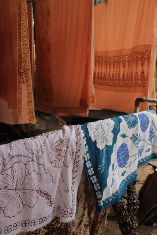  카시 코옵 머플러/스카프 Kasih Coop 전체 손으로 그린 바틱 툴리스 두건 Pagi Sore 히비스커스 양귀비 꽃 - KASIH COOP