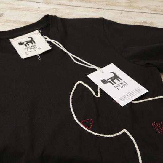  Cats with a Heart 반팔 티셔츠 하트를 가진 고양이 아미가 자수 티셔츠 블랙 - OTHER BRANDS