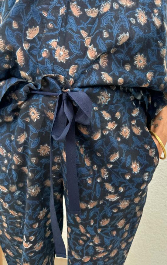  Two 스트레이트 팬츠 플로럴 프린트 드로스트링 허리  (인디고 & 클레이 색상) 2종 세트 - OTHER BRANDS