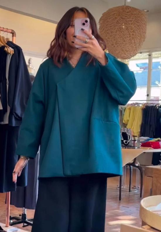  카렘 코트 Kaarem Keiki 오버랩 포켓  터콰이즈 - KAAREM