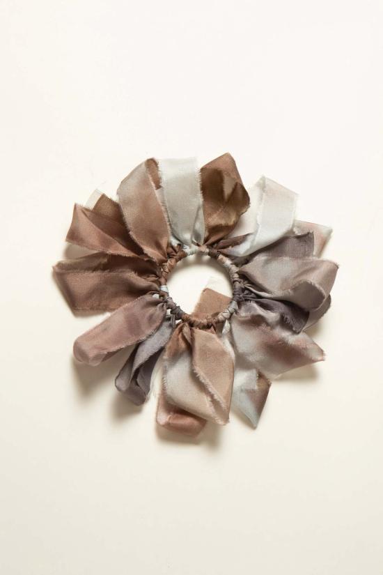  KAAREM 헤어 액세서리 카렘 세븐 리프 핸드메이드 실크 헤어 타이/팔찌 아티스 프린트