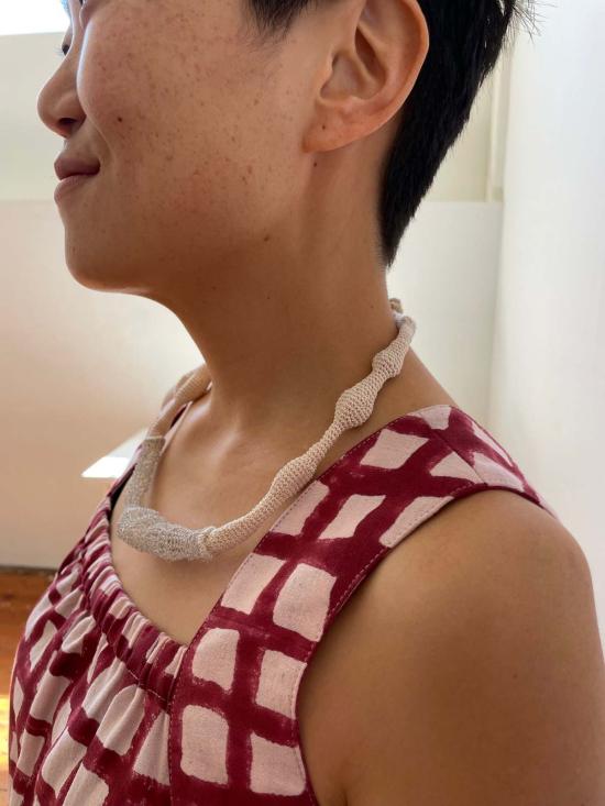  해피 프렌치 갱 목걸이/팬던트 Happyfrenchgang 코튼 & 메탈 웨이브 목걸이 크림색 - HAPPY FRENCH GANG