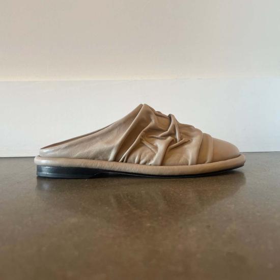  로렌 마누지안 뮬/슬리퍼 Lauren Manoogian Form Mule Greige - LAUREN MANOOGIAN