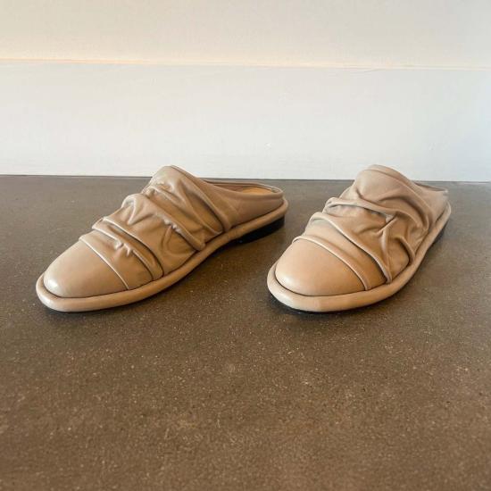  로렌 마누지안 뮬/슬리퍼 Lauren Manoogian Form Mule Greige - LAUREN MANOOGIAN