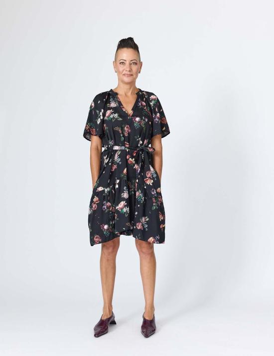  린제이 니콜라스 뉴욕 숏 원피스 린지 니콜라스 뉴욕 사라 미니 드레스 블랙 - LINDSAY NICHOLAS NEW YORK