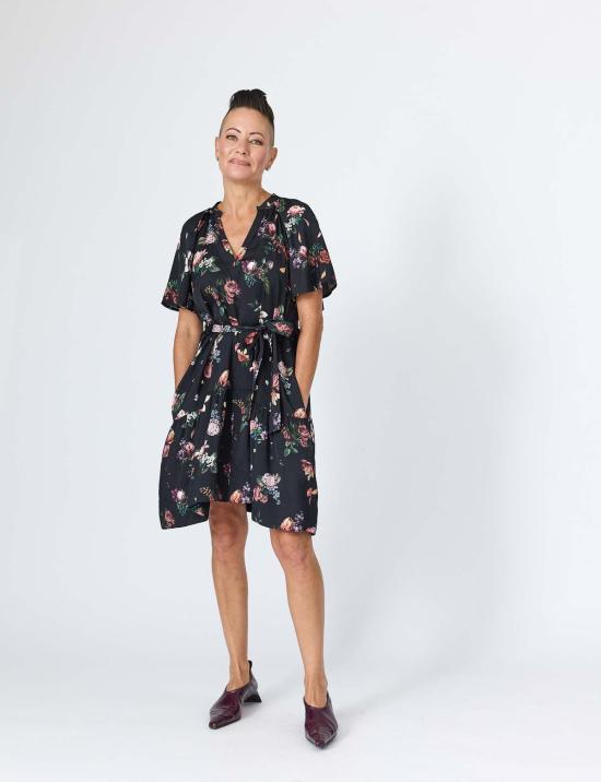  린제이 니콜라스 뉴욕 숏 원피스 린지 니콜라스 뉴욕 사라 미니 드레스 블랙