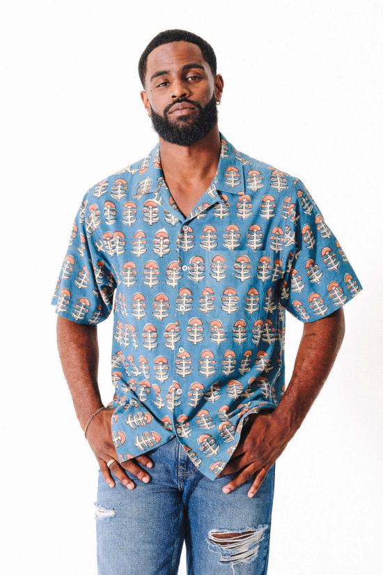  DUSHYANT. 반팔 셔츠 두샨트. 핸드 블록 프린팅 돈 캠프 칼라 , 연한 파란색 트라이벌 프린트 - DUSHYANT