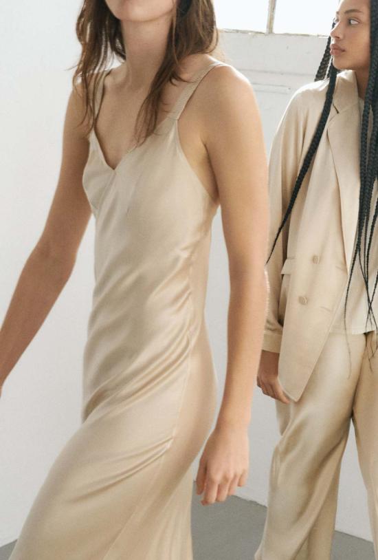  실크 런드리 롱 원피스 데코 러플 드레스 헤이즐넛