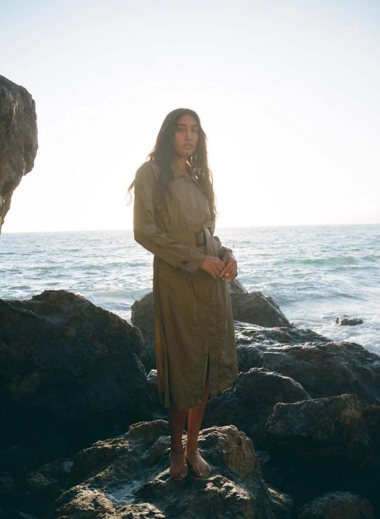  파리 데사이 트렌치 코트 비비안 파라슈트 트렌치 올리브 - PARI DESAI