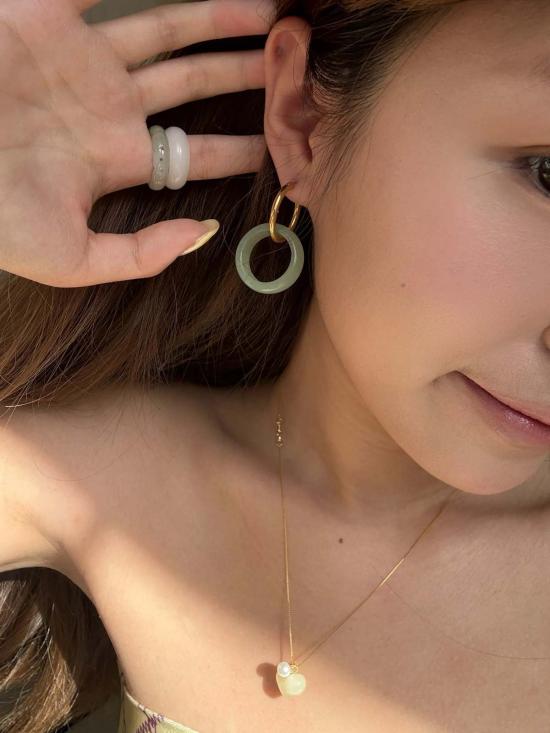  세레 이어링 아멜리 스키니 제이드 스톤 후프  그린 - SEREE