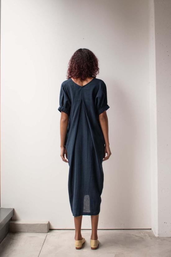  앳 던 롱 원피스 새벽에. V넥 편안한 롱 드레스 - AT DAWN.