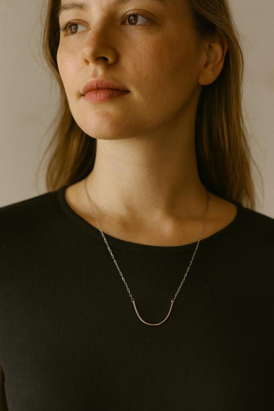  스튜디오 미니말레 목걸이/팬던트 망치로 두드려 만든 스털링 실버 U 바 목걸이 (은색)