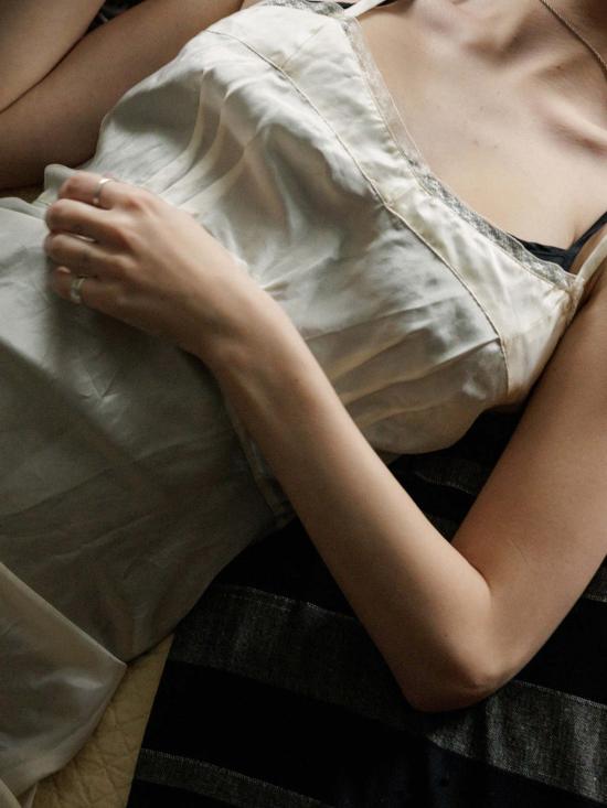  Erica Tanov 라운지 웨어 에리카 타노프 롤라 실크 슬립 드레스 아이보리 - OTHER BRANDS