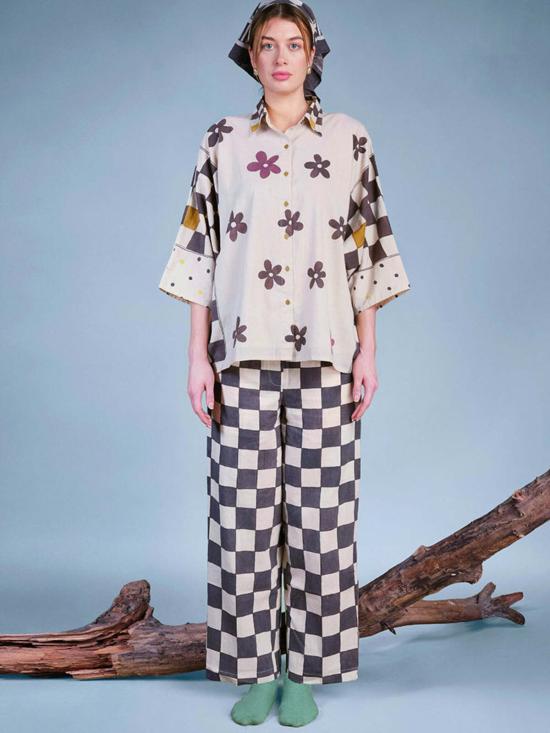  IKKIVI 스트레이트 팬츠 이키비, 격자무늬 체크 바지를 입고