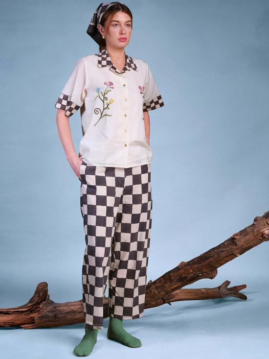  IKKIVI 스트레이트 팬츠 이키비, 격자무늬 체크 바지를 입고 - OTHER BRANDS