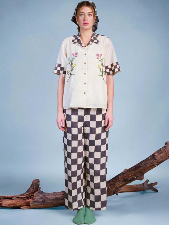  IKKIVI 스트레이트 팬츠 이키비, 격자무늬 체크 바지를 입고 - OTHER BRANDS