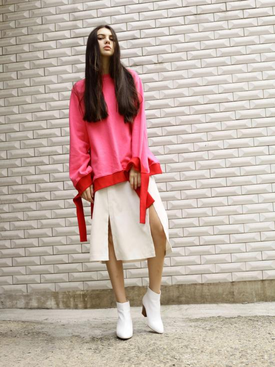  OUOR 미디 스커트 오우어 치크 투 슬릿  아이보리 - OTHER BRANDS