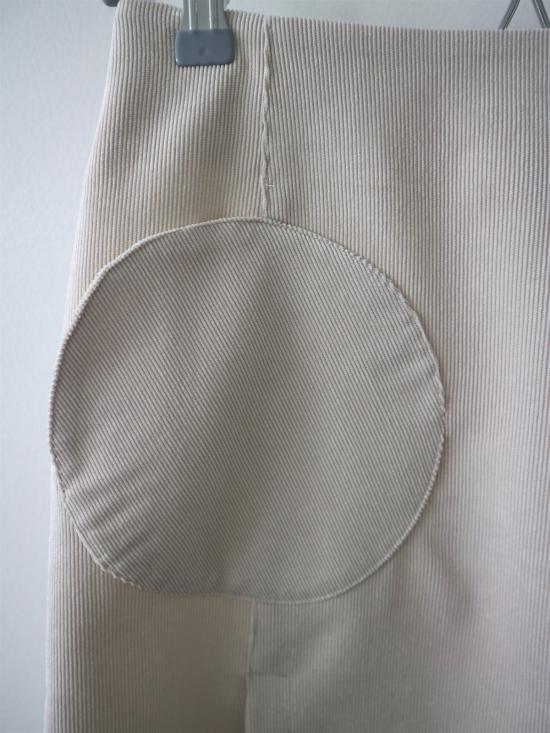  OUOR 미디 스커트 오우어 치크 투 슬릿  아이보리 - OTHER BRANDS