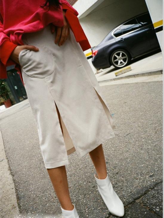  OUOR 미디 스커트 오우어 치크 투 슬릿  아이보리