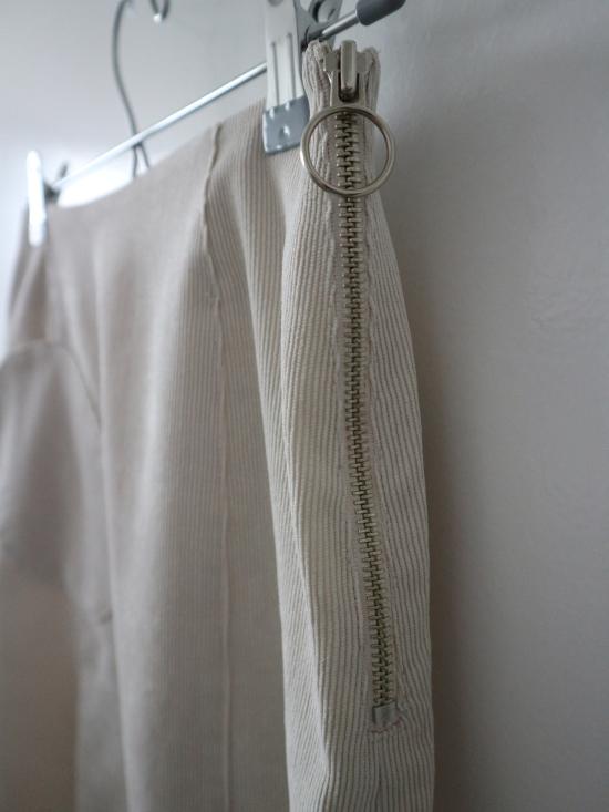  OUOR 미디 스커트 오우어 치크 투 슬릿  아이보리 - OTHER BRANDS