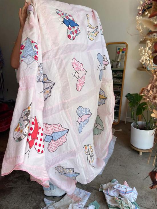  3 Women 민소매 티셔츠 여성용 나비 무늬 퀼트 크롭탑과 팬츠 세트 (화이트) - OTHER BRANDS