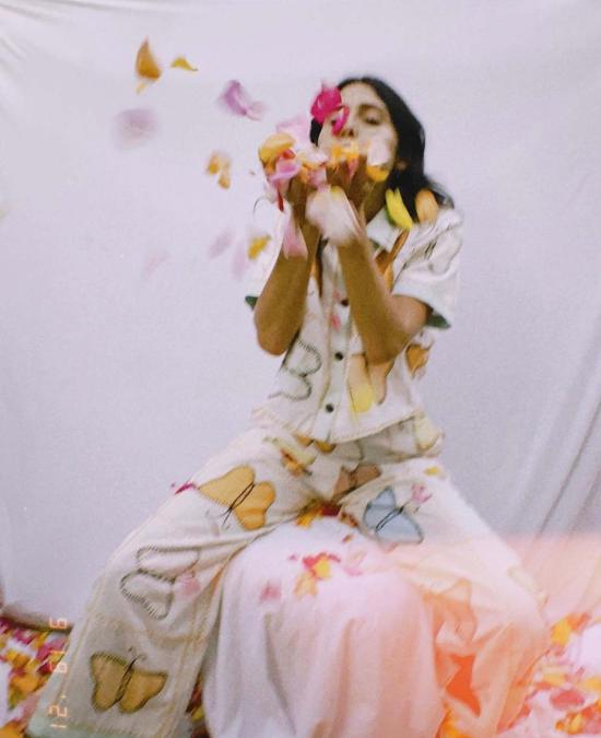  3 Women 민소매 티셔츠 여성용 나비 무늬 퀼트 크롭탑과 팬츠 세트 (화이트) - OTHER BRANDS