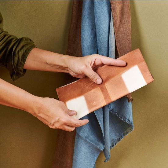  Variously 가죽소품 멜로 파우치 브라운 골드/오프 화이트 색상 - VARIOUSLY