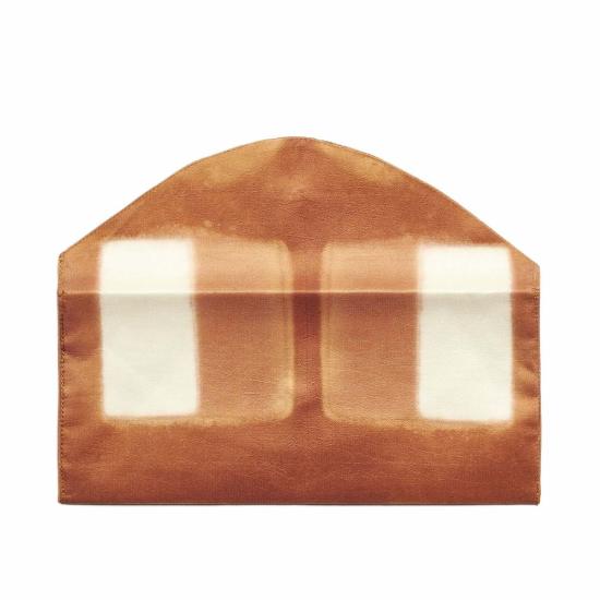  Variously 가죽소품 멜로 파우치 브라운 골드/오프 화이트 색상 - VARIOUSLY