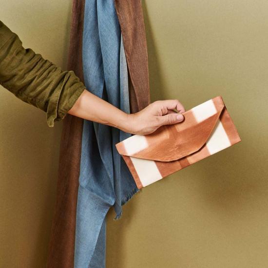  Variously 가죽소품 멜로 파우치 브라운 골드/오프 화이트 색상