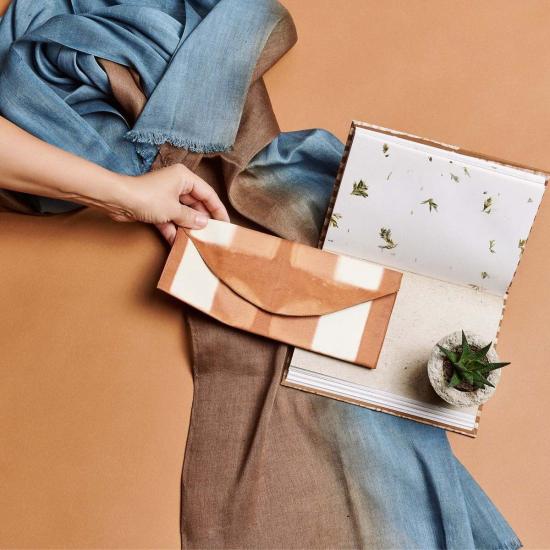  Variously 가죽소품 멜로 파우치 브라운 골드/오프 화이트 색상 - VARIOUSLY