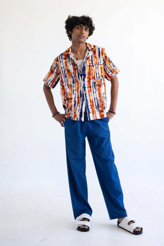  그라피아 뉴욕 반팔 티셔츠 '데시' 반팔 캠프 칼라 블루 & 오렌지 바틱 프린트 - GRAPHIA NEW YORK