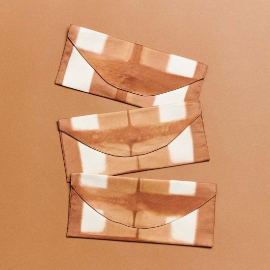  Variously 가죽소품 멜로 파우치 브라운 골드/오프 화이트 색상 - VARIOUSLY