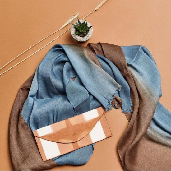  Variously 가죽소품 멜로 파우치 브라운 골드/오프 화이트 색상 - VARIOUSLY