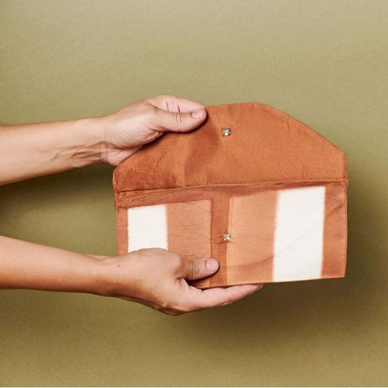  Variously 가죽소품 멜로 파우치 브라운 골드/오프 화이트 색상 - VARIOUSLY