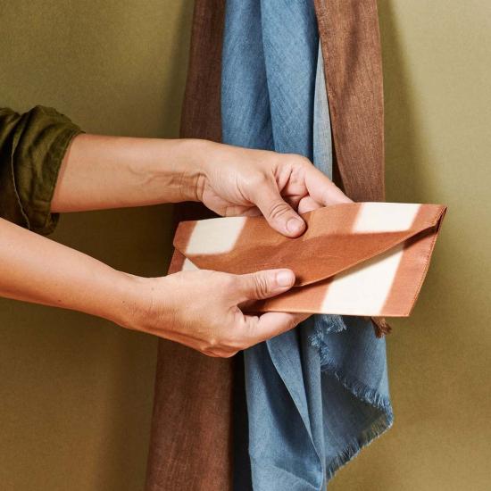  Variously 가죽소품 멜로 파우치 브라운 골드/오프 화이트 색상 - VARIOUSLY