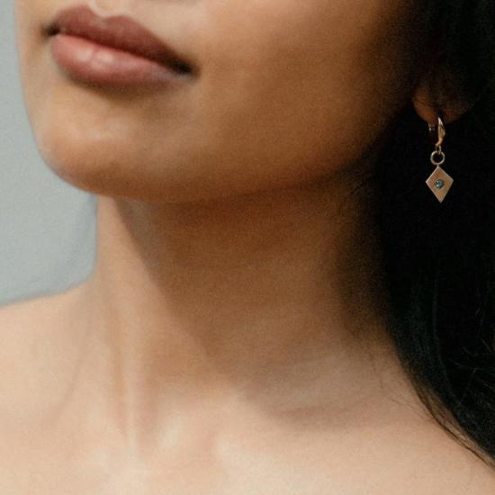  럭스 줄라이 이어링 사파이어 참 장식이 달린 언다 후프 귀걸이 - LUX JULY