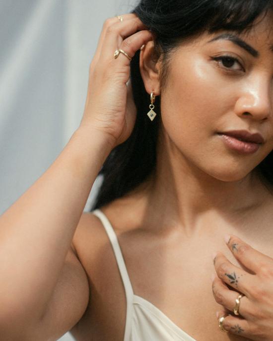  럭스 줄라이 이어링 사파이어 참 장식이 달린 언다 후프 귀걸이 - LUX JULY