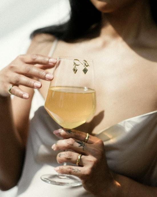  럭스 줄라이 이어링 사파이어 참 장식이 달린 언다 후프 귀걸이 - LUX JULY