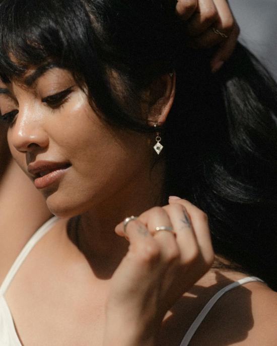  럭스 줄라이 이어링 사파이어 참 장식이 달린 언다 후프 귀걸이 - LUX JULY