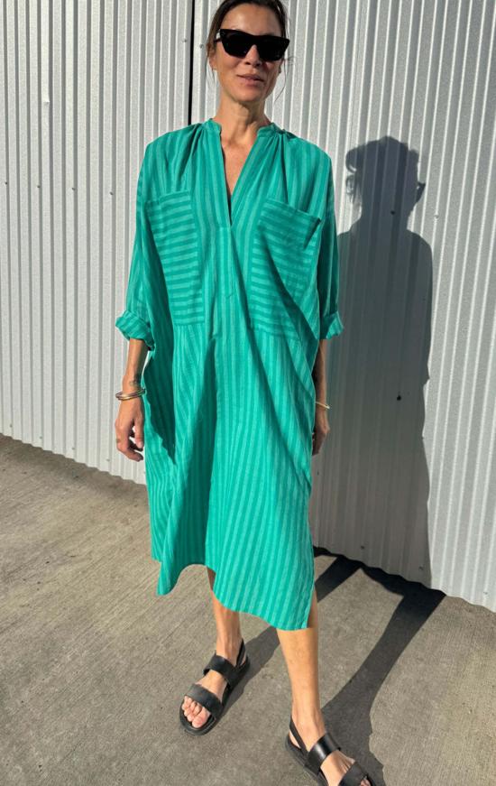  투 롱 원피스 포켓 카프탄 에메랄드 스트라이프 - TWO