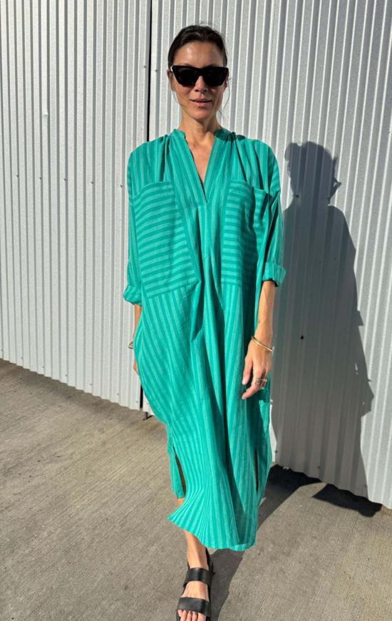  투 롱 원피스 포켓 카프탄 에메랄드 스트라이프 - TWO